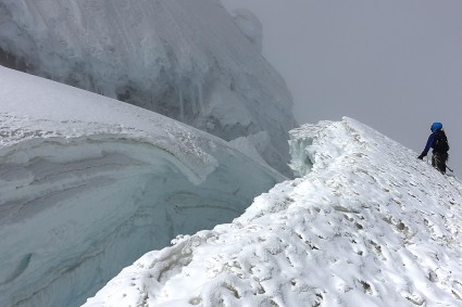 Contornando a última grande greta para acessar o cume do Pumasillo. Foto de Waldemar Niclevicz.