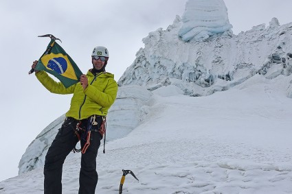 Após a chegada ao cume do Pumasillo, tivemos a precaução de comemorar a escalada um pouco abaixo. O cume é o gigantesco cogumelo de gelo que está atrás, prestes a colapsar, com certeza deve cair em breve. Foto de Nathan Heald.