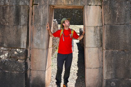 Waldemar Niclevicz nas ruínas de Vitcos, Vilcabamba. Foto de Duncan McDaniel.