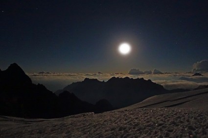 Lua cheia durante a escalada do Panta. 3h30 da madrugada, estávamos a 5.100m de altitude. Foto de Waldemar Niclevicz.
