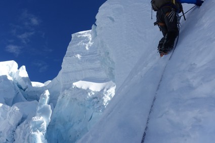 Trecho delicado da escalada no Panta, neve fofa e paredes de gelo duro num labirinto de seracs. Foto de Waldemar Niclevicz.