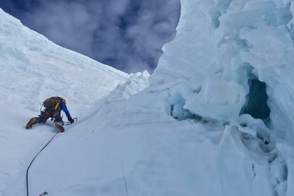 Nathan Heald superando um dos trechos verticais durante a escalada do Panta. Foto de Waldemar Niclevicz.