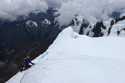 Chegando ao cume do Panta (5.667m). Foto de Waldemar Niclevicz.