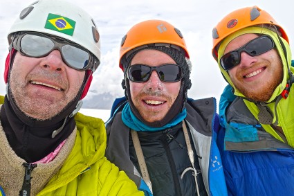Waldemar Niclevicz e os americanos Nathan Heald e Duncan McDaniel, no cume do Panta (5.667m), no dia 16 de agosto de 2016.