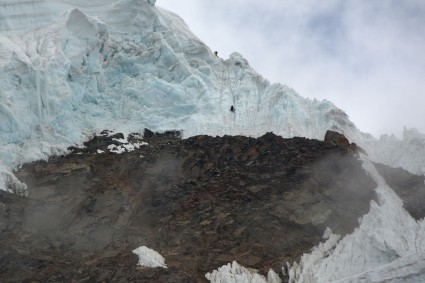 Ganhando o topo da Crista Oeste, 5.100m de altitude, no Pumasillo. Em 2014 praticamente toda a rocha que aparece na foto estava coberta pelo glaciar. Foto de Waldemar Niclevicz.