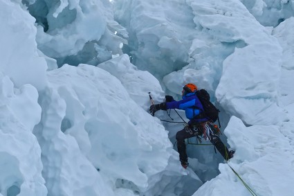 Buscando caminho entre os seracs durante a escalada do Pumasillo. Foto de Waldemar Niclevicz.