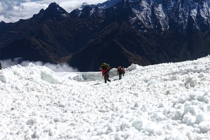 Passando sobre restos de avalanches, a caminho do acampamento alto do Salcantay, trecho mais perigoso da escalada. Foto de Waldemar Niclevicz.
