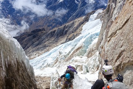 Enfrentamos vários trechos de rocha e gelo no início da escalada devido a ausência de nevadas nesta temporada. Foto de Waldemar Niclevicz.