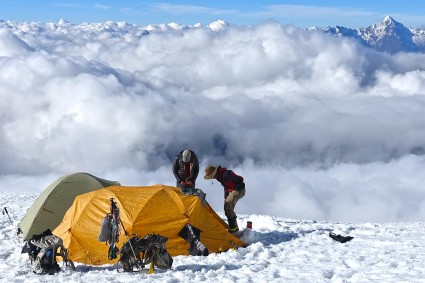 Acampamento alto (5.500m), no Esporão Norte do Salcantay. Foto de Waldemar Niclevicz.