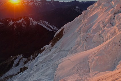 Amanhecer durante a escalada do Esporão Norte do Salcantay. Foto de Waldemar Niclevicz.