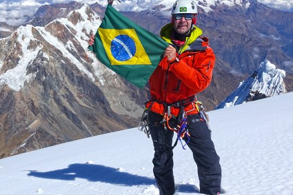 Waldemar Niclevicz no cume do Salcantay (6.271m), a maior montanha da Cordilheira de Vilcabamba, Peru. Foto de Florian Peter.