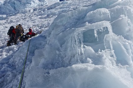 Rapelando a face norte do Salcantay, doze rapeis de 60m com “abalakovs”, ancoragem que passam por pequeno túnel feito com a ajuda de grampos de gelo. Foto de Waldemar Niclevicz.