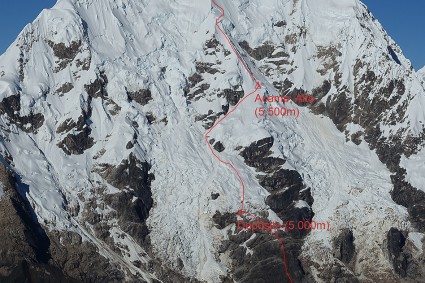 Nossa Rota de escalada: “Esporão Norte”, Face Norte do Salcantay, que só havia sido percorrida duas vezes. Foto de Waldemar Niclevicz, feita do cume do Palcay.