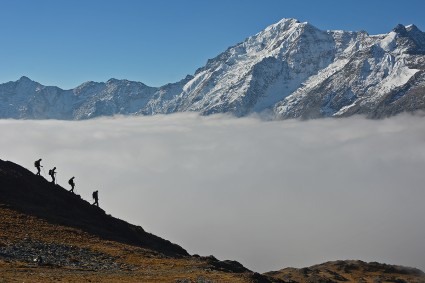 Cruzando o Palcay Passo (4.700m), rumo ao acampamento-base do Salcantay. Ao fundo o Palcay (5.422m), que escalamos em 2015. Foto de Waldemar Niclevicz.