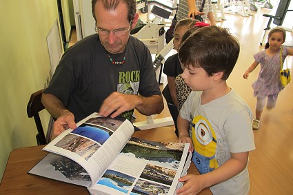 Waldemar em sessão de autógrafo do livro O Brasil no Topo do Mundo