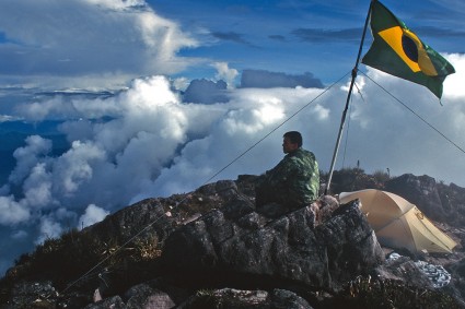 Acampamento no cume do Pico da Neblina (2.994m), ponto culminante do Brasil. Foto de Waldemar Niclevicz.