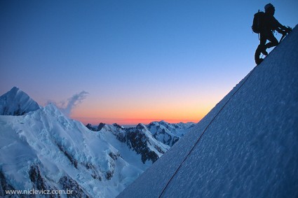 Amanhecer durante a escalada do Mont Cook, a maior montanha da Nova Zelândia. Foto de Waldemar Niclevicz.