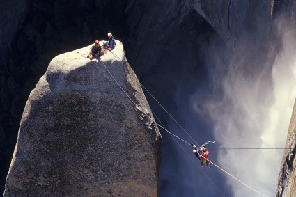 Tirolesa no Lost Arrow (2.112m), obelisco ao lado da Yosemite Fall, maior cachoeira da América do Norte, com 739m de altura. Foto de Waldemar Niclevicz.