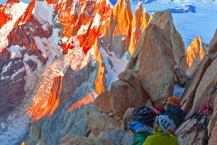 Branca Franco e Eduardo “Formiga” Mazza ao amanhecer em nosso bivaque durante a escalada do Fitz Roy (3.405m). Queridos amigos em um lugar sagrado! Foto de Waldemar Niclevicz.