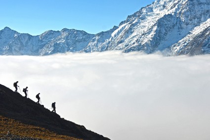 Nathan Heald, Duncan McDaniel, Edwin Espinoza e Florian Peter, amanhecer em Vilcabamba, fieis companheiros na busca do sagrado cume do Salcantay (6.271m). Foto de Waldemar Niclevicz.