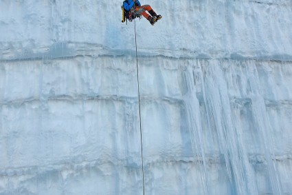 Duncan McDaniel rapelando após nossa difícil escalada do Pumasillo (5.994m). Tensão e prazer, medo e alegrias, em uma das montanhas mais desafiadoras do mundo. Foto de Waldemar Niclevicz.