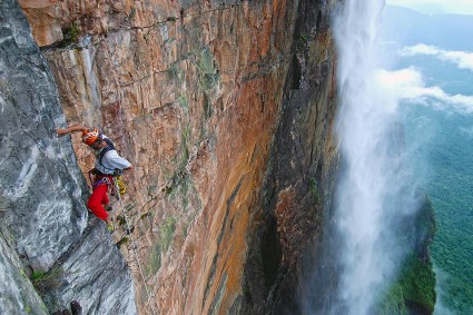 Sérginho Tartari entrando na “variante brasileira”, nosso 11º dia de escalada no “Kerepacupai Vena” ou Salto Angel, a cachoeira mais alta do mundo na Venezuela. Foto do O Brasil no Topo do Mundo.