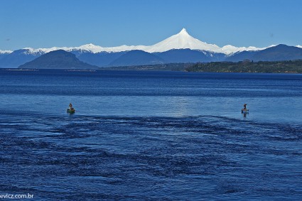 O Vulcão Puntiagudo (2.493m), destacando-se na margem sul do Lago Rupanco (70m de altitude, profundidade máxima de 350m). Foto de Waldemar Niclevicz.