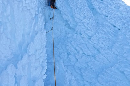 Waldemar Niclevicz no 3º esticão da Aresta Noroeste do Vulcão Puntiagudo, trecho mais difícil da escalada. Foto de Raúl Barros.