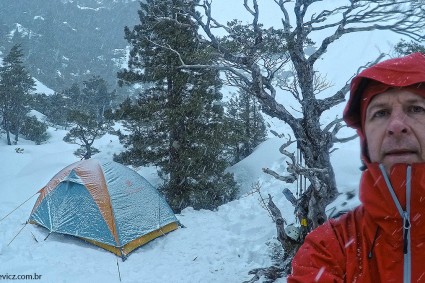 Suportando a nevasca em nosso acampamento a 970m de altitude, já no limite do bosque, de onde iniciamos nosso ataque ao cume do Puntiagudo (2.493m). Foto de Waldemar Niclevicz.