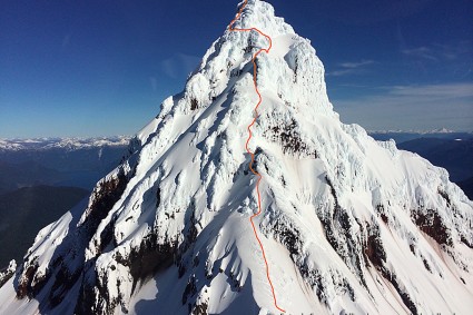 Aresta Noroeste do Vulcão Puntiagudo, rota de escalada percorrida, em foto aérea de Ezequías Alliende. Fonte www.andeshandbook.org .