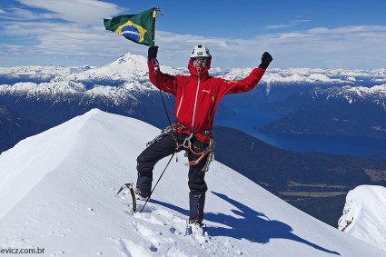 Waldemar Niclevicz no cume do Vulcão Puntiagudo (2.493m), Chile, no dia 12 de setembro de 2017. Ao fundo o Cerro Tronador (3.310m), na fronteira com a Argentina. Foto de Raúl Barros.