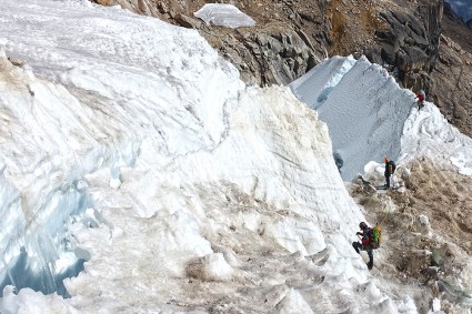 Enfrentando gretas no início da escalada do Salcantay. Foto de Waldemar Niclevicz.