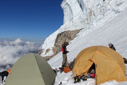 Acampamento alto (5.500m), no Esporão Norte do Salcantay. Foto de Waldemar Niclevicz.