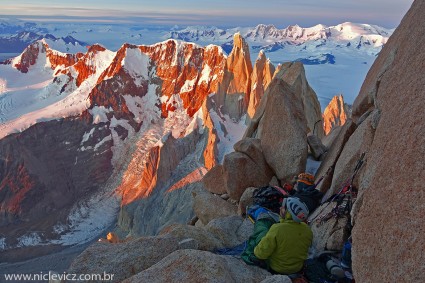 Bivaque no Fitz Roy (3.405m), na Patagônia, na escalada da “Californiana”, realizada junto com Branca Franco e Eduardo Formiga Mazza, em 2016. Foto de Waldemar Niclevicz.