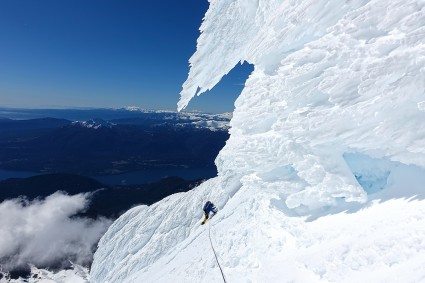 Raúl Barros em plena escalada do Vulcão Puntiagudo (2.493m), Patagônia Chilena, em 2017. Foto de Waldemar Niclevicz.