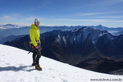 Waldemar Niclevicz durante a escalada do Salcantay (6.271m), Cordilheira de Vilcabamba, Peru, em 2016. Foto de Nathan Heald.