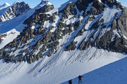 Escalando o Castore. Ao fundo o Polucce, seguido do Roccia Nera, Gendarme, Breithorn Oriental, Central e Ocidental.