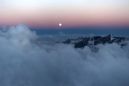 Presença da lua cheia no início das escaladas. Foto de Waldemar Niclevicz.