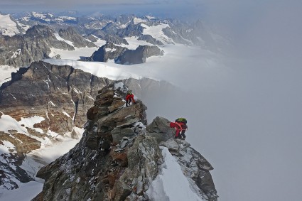 Chegada ao cume do Dente D’Herens (4.174m), fronteira Itália Suíça. Foto de Waldemar Niclevicz.