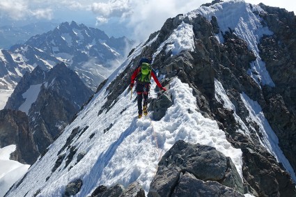 Últimos metros para se chegar ao cume da Barre des Écrins (4.102m).