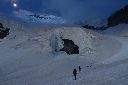 Entrando na parede de mil metros de altura que leva ao cume dos Écrins, sob ameaça de avalanches.