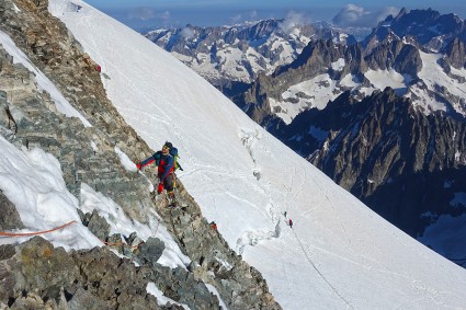 Superando a Barre des Écrins. No canto superior esquerdo o cume do Dome de Neige des Écrins (4.015m).