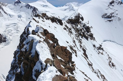 A fantástica crista que une o Lyskamm Ocidental (4.479m) ao Lyskamm Oriental (4.527m), pontiagudo á direita ao fundo.