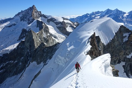 Em plena escalada do Ober Gabelhorn (4.063), no dia seguinte escalamos o Zinalrothorn (4.221m) (ao fundo, à esquerda), Suíça. Foto de Waldemar Niclevicz.
