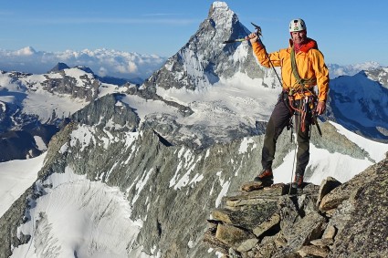 Niclevicz durante a escalada do Ober Gabelhorn (4.063). Ao fundo o Matterhorn (4.478m), Suíça. Foto de Simone Arrigoni.