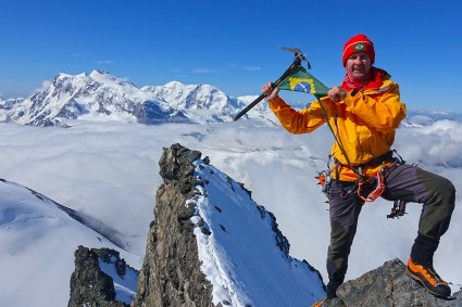 Niclevicz no cume do Rimpfischhorn (4.199m), Suíça. Ao fundo o maciço do Monte Rosa.