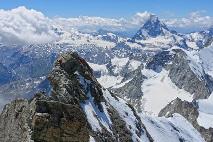 Chegada ao cume do Zinalrothorn (4.221m), Suíça. Foto de Waldemar Niclevicz.