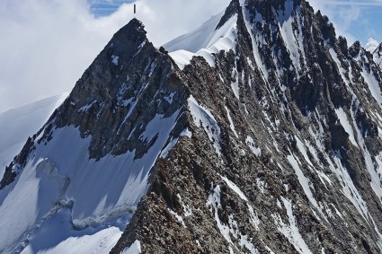 Nadelgrat, crista que leva ao cume do Nadelhorn, passando por outros três Quatro Mil, Suíça.  Foto de Waldemar Niclevicz.