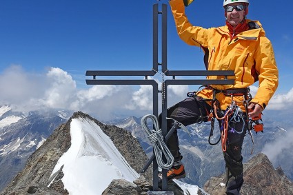 Niclevicz no cume do Stecknadelhorn (4.241m), Suíça. Fotos de Florian Peter.