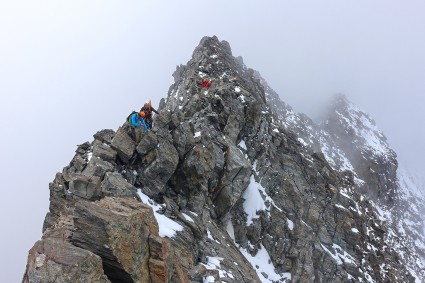 Chegando ao cume do Lagginhorn (4.010m), Saas Fee, Suíça. Foto de Waldemar Niclevicz.